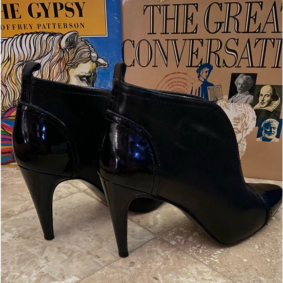 Via Spiga Slip-on ankle booties with patent leather accents. Size 6 - Picture 11 of 14